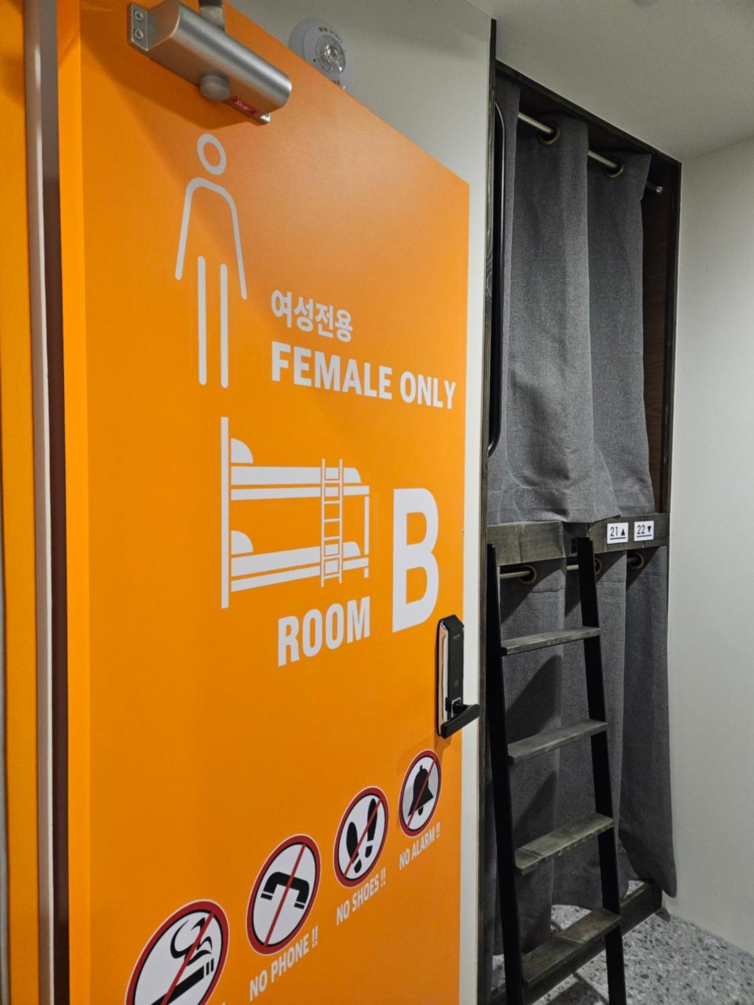 Capsule hotel Cube Myeongdong Seoul